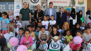 Suriyeli yetimlere kıyafet ve oyuncak yardımı