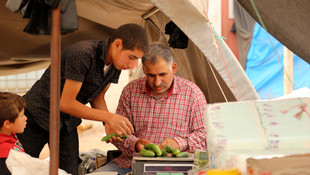 Suriyeliler çadır dükkanlarla hayata tutunuyor