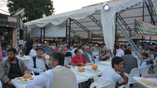 Surlular, ilahiler eşliğinde iftar açıyor