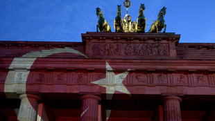 Tarihi Bandenburg Kapısı Türk bayrağı renklerine büründü