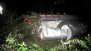 TEM'de kamyon şarampole devrildi: 1 yaralı