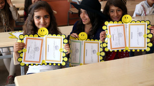 Terör mağduru öğrenciler karnelerine kavuştu