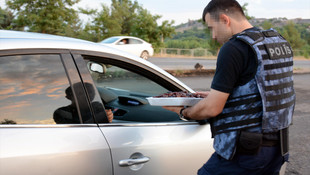 Teröristlerden temizlenen Sur'da polisten vatandaşlara su ve hurma ikramı