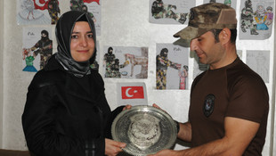 - Terörle mücadele eden güvenlik güçlerine anlamlı hediye