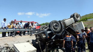 Tokat'ta saman yüklü tır devrildi: 1 ölü
