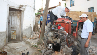 Traktör evin duvarına çarptı: 3 yaralı