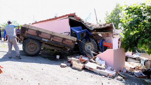 Traktör evin mutfağına girdi