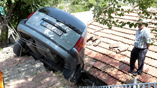 Ümraniye'de bir araç evin çatısına düştü