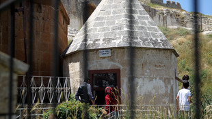 Van'da defineciler türbeye zarar verdi