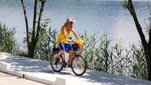 Vatandaşlar güzel havanın tadını Sapanca Gölü'nde çıkardı