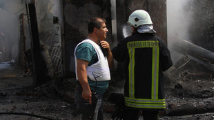 Yangında mahsur kalanlar iş makinesiyle kurtarıldı