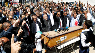 Yazıcıoğlu için adliye önünde gıyabi cenaze namazı kılındı