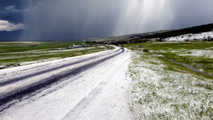 Yoğun sağanak ve dolu Kura Nehri'ni taşırdı
