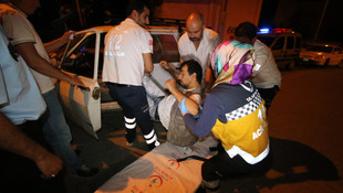 Yolun ortasında aracında uyuyakaldı