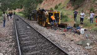 Yük treni iş makinesine çarptı: 1 yaralı