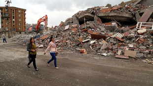 Yüksekova'da hasarlı binalar yıkılıyor