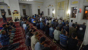 Yüksekova'da ilk teravihte eller huzur için açıldı