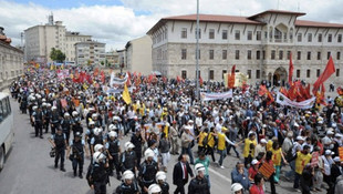 Sivas olaylarının 23. yılında karanfil geçidi