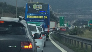 Fenerbahçe otobüsü trafiğe takıldı