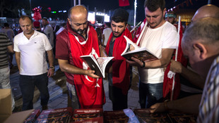 AA'nın, darbe girişimi kitabı dağıtıldı