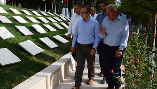 AK Parti Grup Başkanvekili Turan, şehitliği ziyaret etti
