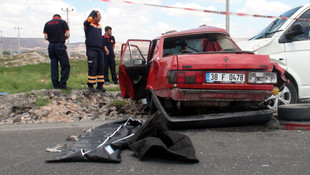 Aksarayda minibüsle otomobil çarpıştı: 2 ölü, 3 yaralı