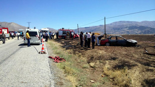 Alev alan otomobilin sürücüsü yanarak öldü