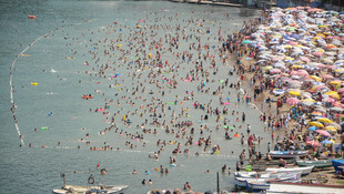 Amasra'da plajlarda şemsiye açacak yer kalmadı