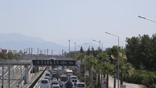 Antalya Havalimanı'nda araç kuyruğu