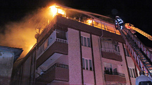 Apartmanın çatı katındaki yangın korkuttu