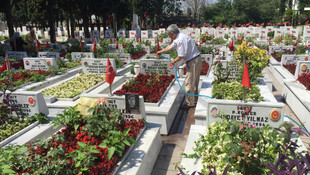 Arife günü vatandaşlar, mezarlıklara akın etti