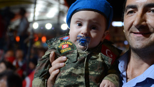 Askeri üniformalı ikiz bebekler demokrasi nöbetinde