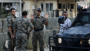 Askeri üsten çıkmak isteyen askerlere izin verilmedi