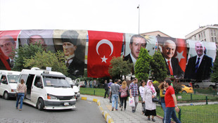 Atatürk, Cumhurbaşkanı Erdoğan ve liderlerin posterleri asıldı