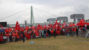Avrupalı Türkler'den Köln'de demokrasi mitingi