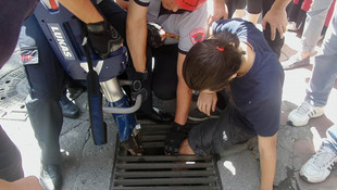 Ayağını mazgala sıkıştıran kişiyi itfaiye ekipleri kurtardı