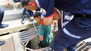 Balık avlamak için girdikleri nehirde mahsur kaldılar