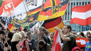 Berlin'de ırkçılar ve karşıtları gösteri yaptı