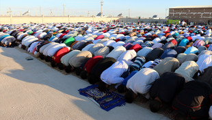 Çadır kentte bayram namazı