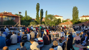 Caminin temelleri üzerinde bayram namazı kıldılar