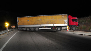 Çanakkale'de toprak yığınına çarpan tırın sürücüsü yaralandı