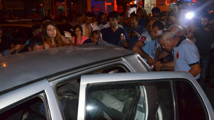 Çarptığı otomobilin bagajında sıkıştı