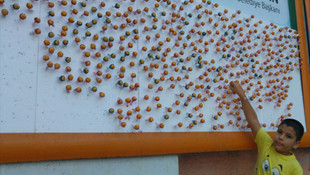 Çocuklar bayram şekerini ilan panolarından aldı