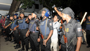 Bangladeş'te saldırganlar restoran bastı