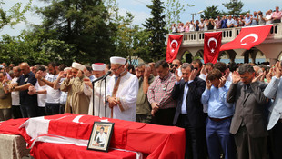 Demokrasi şehitleri toprağa veriliyor