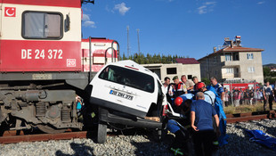 GÜNCELLEME - Denizli'de hemzemin geçitte kaza: 4 ölü