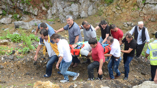 Dereye devrilen tırın sürücüsünü AFAD ekipleri kurtardı
