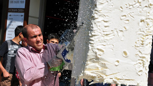 Dondurmayı elektrikli testereyle kestiler