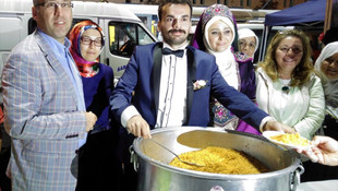 Düğünden sonra demokrasi nöbetine gittiler