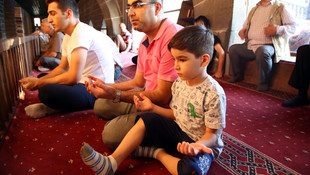 Eker, bayram namazını terör mağdurlarıyla kıldı